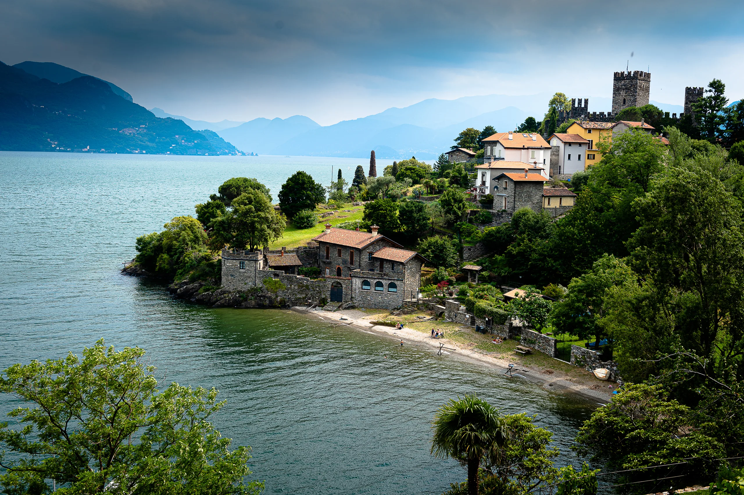 Immagine che rappresenta il comune di San Siro che si affaccia sul lago, il palazzo più alto è il castello