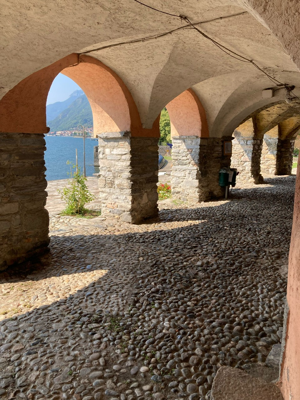 Gli archi a lago del borgo di Rezzonico